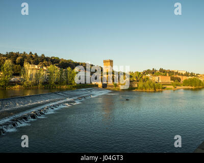 Porta San Niccolo tower gate sur les rives du fleuve Arno, qui faisait partie de la 14e siècle mur défensif autour de la ville médiévale de Florence, Toscane Banque D'Images