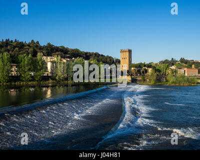 Porta San Niccolo tower gate sur les rives du fleuve Arno, qui faisait partie de la 14e siècle mur défensif autour de la ville médiévale de Florence, Toscane Banque D'Images