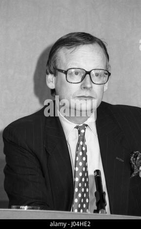 Rt. L'honorable John Selwyn Gummer, Ministre de l'Agriculture, de la pêche et de l'alimentation et du parti Conservateur Député de Suffolk Coastal, assiste à une partie conférence de presse à Londres, Angleterre le 5 mars 1992. Banque D'Images