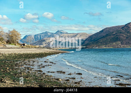 Vue du village écossais Onich sur le Loch Linnhe vers les montagnes avec Glen Coe Bidean nam Bian dans Highland Scotland UK Banque D'Images