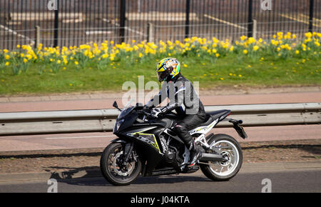 Une Honda CBR 650F Super sport moto voyageant le long de la route à l'ouest de Kingsway à Dundee, Royaume-Uni Banque D'Images