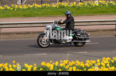 Une Harley Davidson Road King Classic Moto voyageant le long de la route à l'ouest de Kingsway à Dundee, Royaume-Uni Banque D'Images