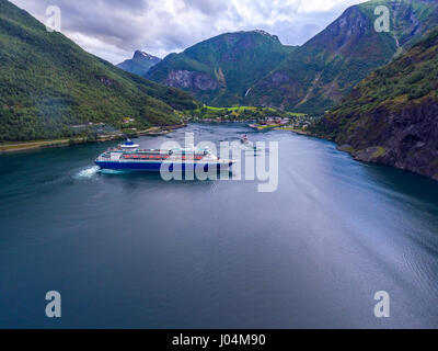 Bateau de croisière, croisière sur le Sognefjord ou le Sognefjorden, Norvège Flam photographie aérienne Banque D'Images