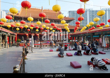 À l'adoration du peuple chinois Wong Tai Sin Temple Bouddhiste, Hong Kong. Banque D'Images