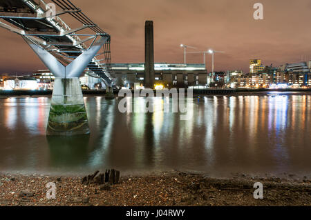 Londres, Angleterre - 2 décembre 2010 : Le Millennium Bridge et la Tate modern vu depuis les rives de la tamise de nuit. Banque D'Images