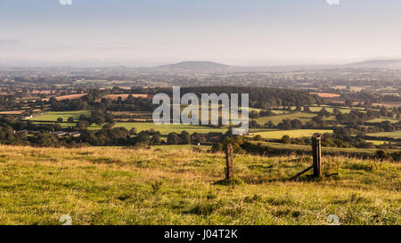 Donnant sur la vallée de Blackmore, une vallée agricole rural en Amérique du Dorset, du sommet du okeford Hill dans le Dorset Downs. Banque D'Images