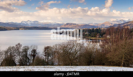 Neige de l'hiver se trouve sur les champs et les montagnes autour de Windermere en Angleterre du lake district. Banque D'Images