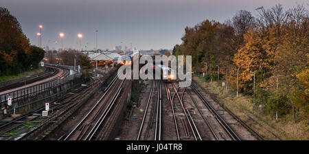 Londres, Angleterre, Royaume-Uni - 11 novembre 2012 : South West Trains électriques les trains se croisent à l'autopont de Wimbledon sur le Sud Ouest Banque D'Images