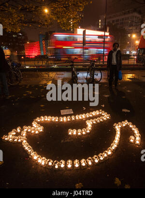 Londres, Angleterre, Royaume-Uni - 16 novembre 2012 : Les bougies sont disposées dans la colombe, emblème de la campagne Roadpeace groupe à un vigile et routière de protestation. Banque D'Images