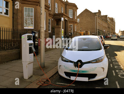 Une voiture électrique, la voiture de la ville Club régime, être accusé sur Perth Road, Dundee Banque D'Images