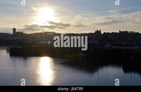 Le soleil du soir reflète dans l'eau d'Arbroath Harbour sur la côte est de l'Ecosse Banque D'Images