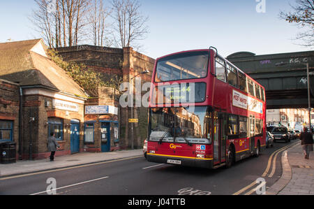 Londres, Angleterre, Royaume-Uni - 18 novembre 2012 : Un certain nombre 44 London red double decker bus passe modèle Earlsfield railway station dans le sud-ouest de Londres. Banque D'Images