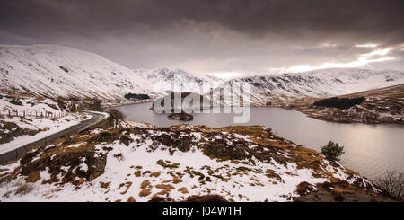 La neige recouvre la montagne fells autour du réservoir de Haweswater en Angleterre du Lake District. Banque D'Images