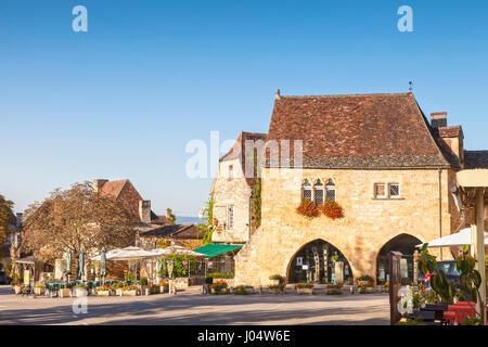 Bureau d'information touristique dans le centre de village médiéval de Domme, Aquitaine, France. Domme est une bastide et est situé sur un éperon rocheux à 250 m ab Banque D'Images