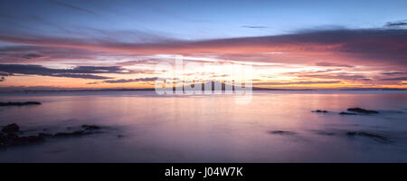 L'Île Rangitoto, un volcan endormi de Auckland, Nouvelle-Zélande, avant le lever du soleil. Banque D'Images