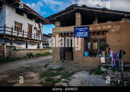 LOBESA, BHOUTAN - CIRCA Octobre 2014 : Général boutique dans le village de Lobesa, Chimi Lhakhang à proximité du temple de la Divine Madman Banque D'Images