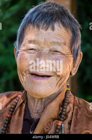 THIMPHU, BHOUTAN - CIRCA Octobre 2014 : Old woman smiling bhoutanais près du Memorial Chorten à Thimphu Banque D'Images