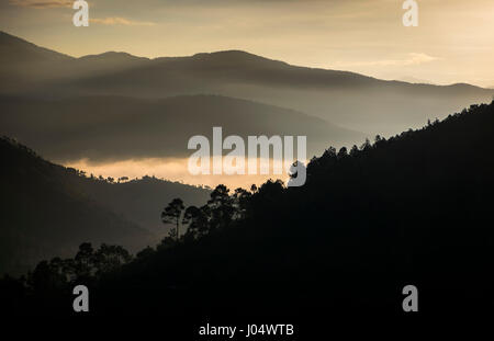 THIMPHU, BHOUTAN - CIRCA Octobre 2014 : lever de soleil sur les montagnes à Thimphu, Bhoutan Banque D'Images