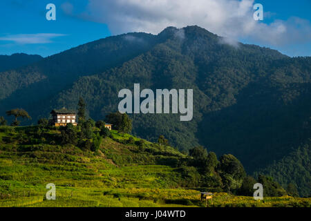 Thimphu, Bhoutan - CIRCA Octobre 2014 : Maison à la campagne au Bhoutan Banque D'Images
