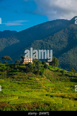 Thimphu, Bhoutan - CIRCA Octobre 2014 : Maison à la campagne au Bhoutan Banque D'Images