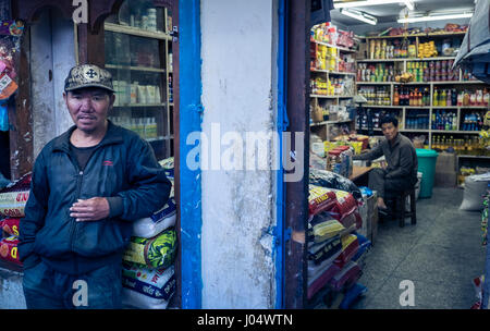 THIMPHU, BHOUTAN - CIRCA Octobre 2014 : l'homme debout à l'extérieur un Bhoutanais magasin général à Thimphu, Bhoutan Banque D'Images