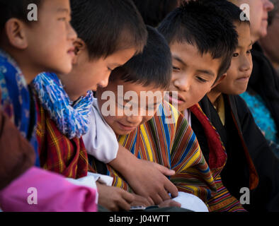 Thimphu, Bhoutan - CIRCA Octobre 2014 : Portrait d'enfants bhoutanais. Banque D'Images