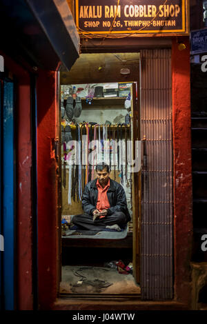 THIMPHU, BHOUTAN - CIRCA Octobre 2014 : Cobbler shop à Thimpu, Bhoutan Banque D'Images
