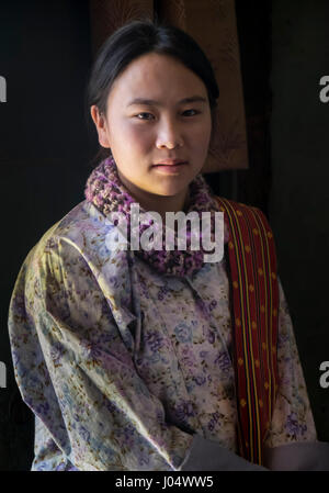 PARO, BHOUTAN - CIRCA Octobre 2014 : Portrait of young woman looking at camera Bhoutanais au Bhoutan Banque D'Images