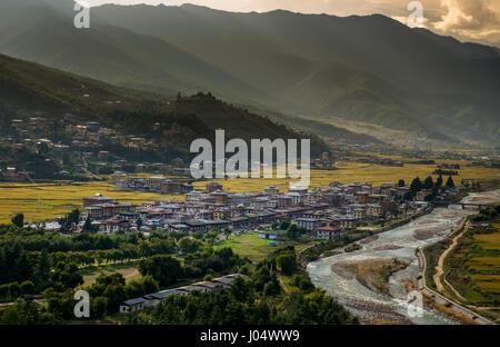 PARO, BHOUTAN - CIRCA Octobre 2014 : Avis de paro paro et Chu en rive, Bhoutan Banque D'Images