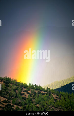 PARO, BHOUTAN - CIRCA Octobre 2014 : tempête rouler dans les montagnes près de Paro avec rainbow Banque D'Images