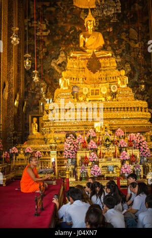 Les étudiants locaux dans le Wat Pho, Bangkok, Thailande, Asie. Banque D'Images