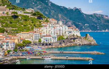 Carte postale panoramique vue sur la belle ville d'Amalfi à la célèbre côte amalfitaine avec Golfe de Salerne, Campanie, Italie Banque D'Images