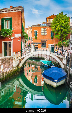 Belle scène avec ses maisons colorées et des bateaux sur un petit canal à Venise, Italie Banque D'Images