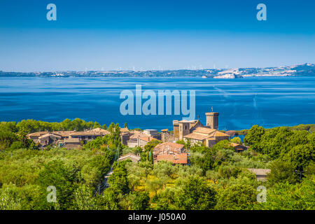 Vue panoramique sur le lac de Bolsena (Lago di Bolsena), province de Viterbe, Latium, Italie centrale Banque D'Images