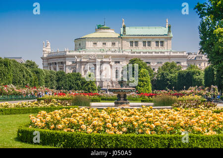 Belle vue sur la célèbre Volksgarten (jardin) parc public avec Burgtheater historique dans l'arrière-plan en été, Vienne, Autriche Banque D'Images