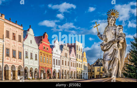 La place principale de Telc avec son célèbre 16e siècle maisons colorées, Site du patrimoine mondial de l'UNESCO depuis 1992, lors d'une journée ensoleillée en été, République Tchèque Banque D'Images