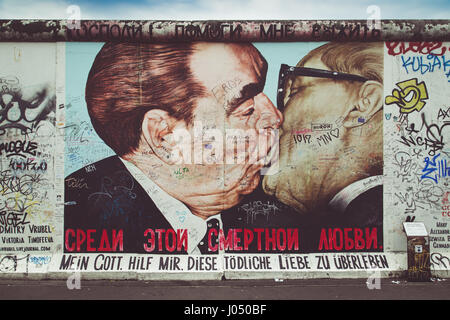 Street art graffiti peinture 'Le Baiser' par Dmitri Vrubel à la célèbre East Side Gallery, la plus longue section préservée de mur de Berlin au centre de Berlin Banque D'Images