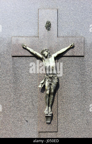 La statue de cuivre de Jésus-Christ sur une pierre tombale Banque D'Images