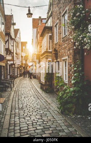 Belle vue sur la vieille ville d'Europe dans la belle lumière du soir d'or au coucher du soleil en été avec des tons pastel vintage rétro effet filtre Instagram Banque D'Images