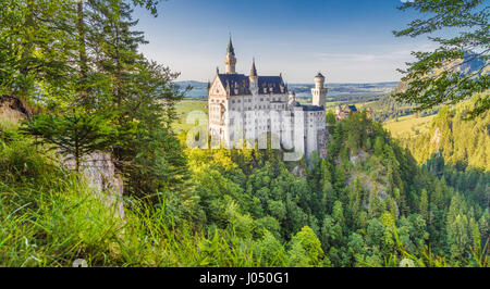 Le château de Neuschwanstein, le 19e siècle palais néo-roman construit pour le Roi Ludwig II, dans la belle lumière du soir au coucher du soleil, Bavière, Allemagne Banque D'Images