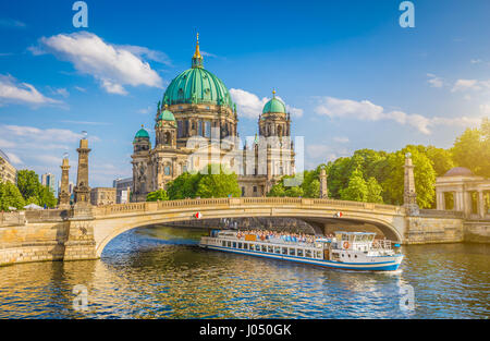 Belle vue de la ville historique de la cathédrale de Berlin (Berliner Dom) à la célèbre île aux musées Friedrichsbrucke avec passage sur le pont du navire de la Spree, au coucher du soleil Banque D'Images