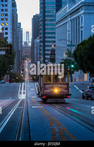 La vue classique du téléphérique historique équitation sur la célèbre rue de la Californie dans le magnifique crépuscule tôt le matin avant le lever du soleil en été, San Francisco, États-Unis Banque D'Images