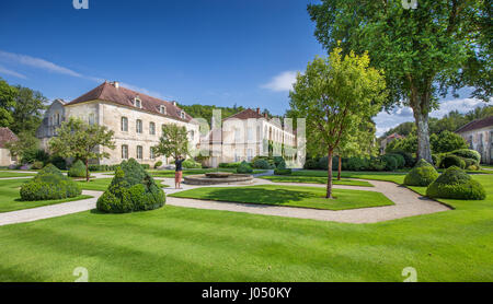 Belle vue de la célèbre abbaye cistercienne de Fontenay, Site du patrimoine mondial de l'UNESCO depuis 1981, lors d'une journée ensoleillée en été, Bourgogne, France Banque D'Images