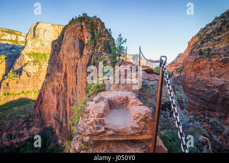 Vue panoramique du célèbre sentier de randonnée de Angels Landing Zion Canyon pittoresque donnant sur le plomb lors d'une journée ensoleillée en été, Sion Nation Park, Utah, USA Banque D'Images