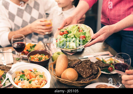 Jolie villa familiale ayant dîner savoureux Banque D'Images