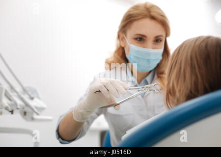 Merveilleux dentiste dent patients expérimentés retrait Banque D'Images