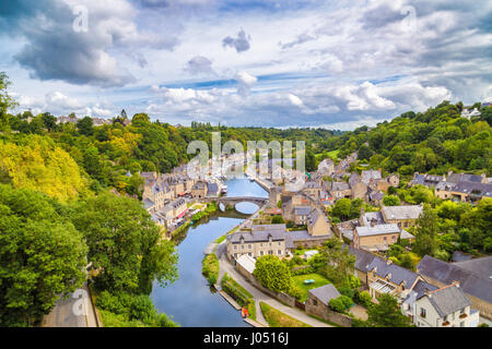 Vue aérienne de la ville historique de Dinan avec rance avec des nuages, Côtes-d'Armor, Bretagne, France Banque D'Images