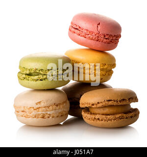 Français macarons colorés isolé sur un fond blanc Banque D'Images