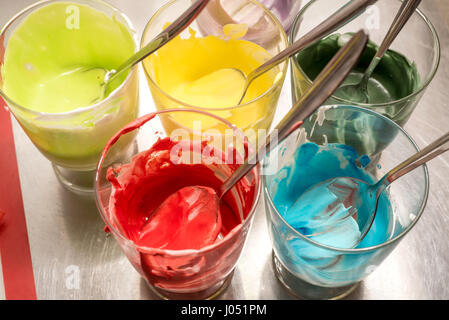 Verres de différentes du colorant alimentaire pour faire des décorations sur la vaisselle ou pâtisserie pour célébrer Banque D'Images