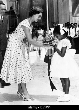 La princesse Margaret reçoit un bouquet d'une timide cinq ans, Angela Whittaker, lors de sa visite à l'alumine Kirkvine fonctionne, près de Mandeville, Jamaïque, tandis que sur sa tournée des Antilles. Banque D'Images